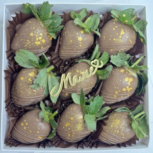 Клубника в молочном шоколаде для мамы 9 штук